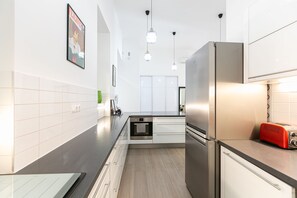 Kühlschrank, Mikrowelle, Ofen, Herdplatte