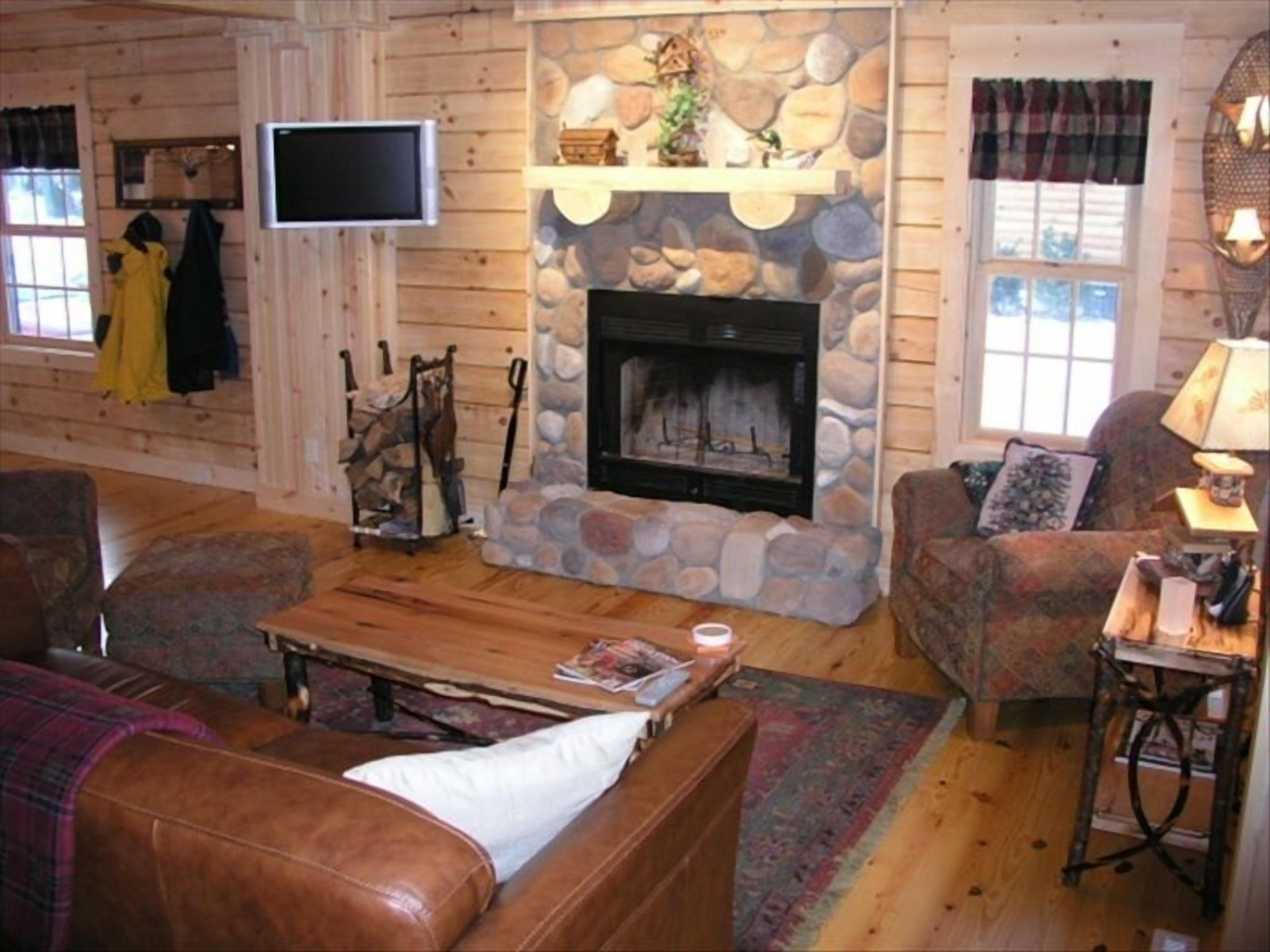 Genuine Log Cabin on Beautiful Goshorn Lake