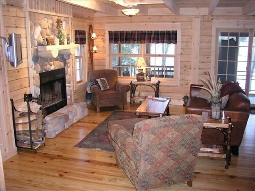 Genuine Log Cabin on Beautiful Goshorn Lake