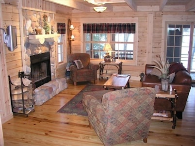 Genuine Log Cabin on Beautiful Goshorn Lake
