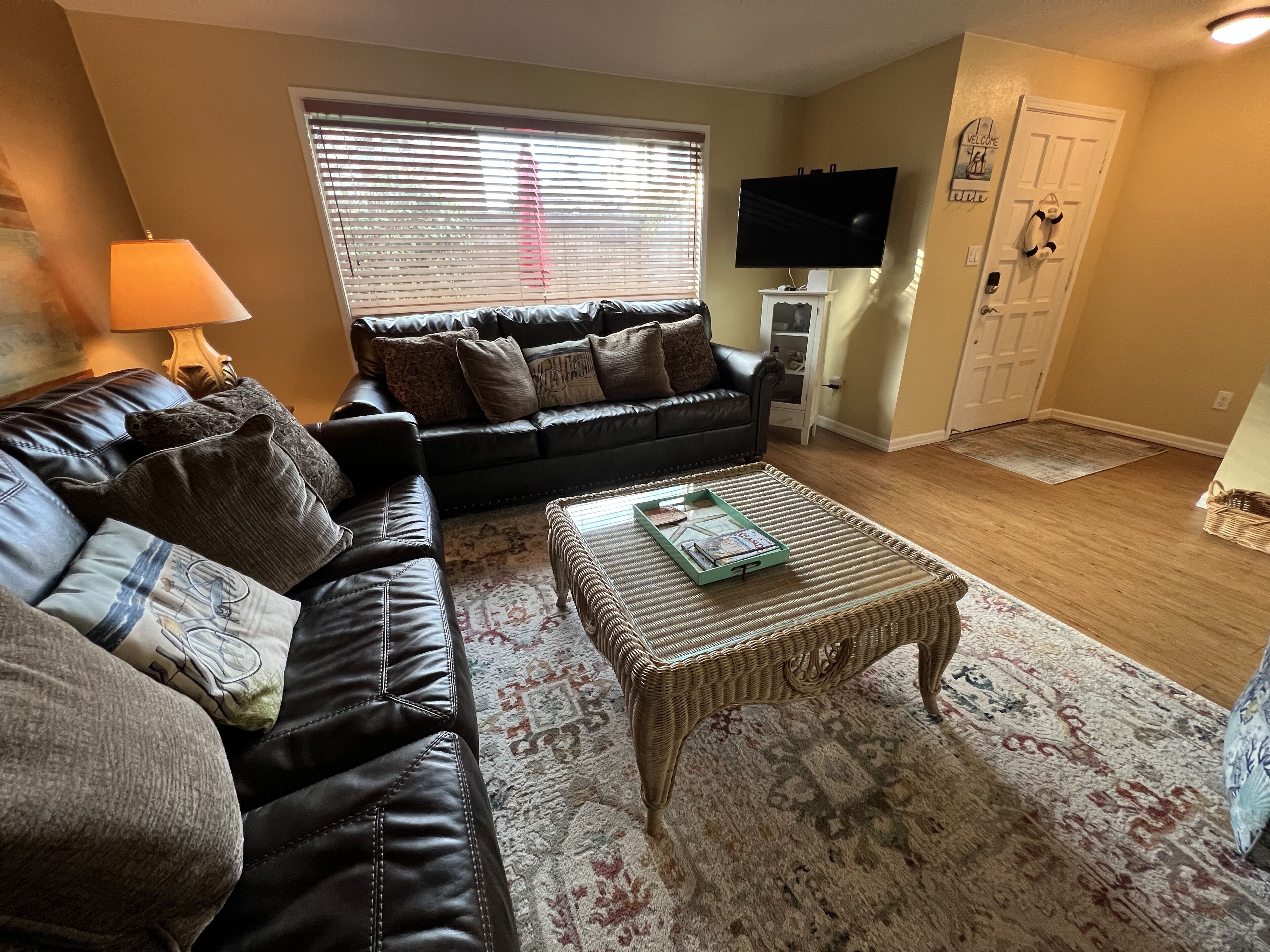 2BR/1Bath Charming Home Perfect for Small Families Close to Beach/Down Town