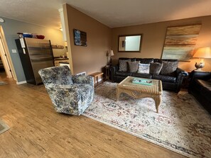 Smart TV - 2BR/1Bath Charming Home Perfect for Small Families Close to Beach/Down Town (Seaside)