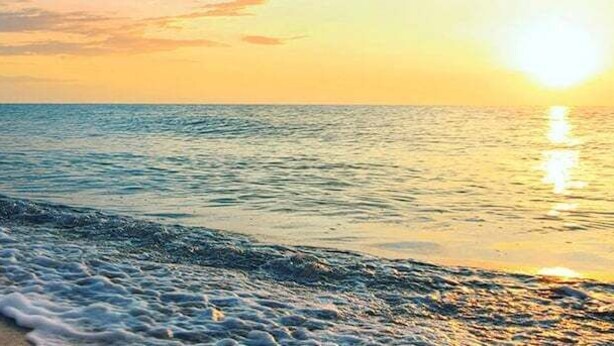 A beach with waves, a sunset, and a clear sky. - Coastal Club * Ultimate Game Room w/ Resort-Style Amenities (Lewes)
