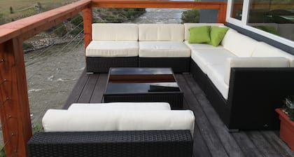 Two minutes from Yellowstone Park Gate. 30ft. deck w/BBQ overlooking the river.