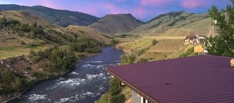 Two minutes from Yellowstone Park Gate. 30ft. deck w/BBQ overlooking the river.