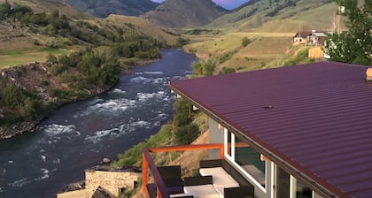 Kahden minuutin päässä Yellowstone Parkista, josta on oma jokitie, 30 jalkaa. kansi ja BBQ.