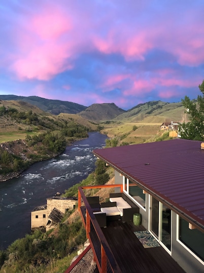Two minutes from Yellowstone Park Gate. 30ft. deck w/BBQ overlooking the river.