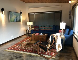 Smart TV, fireplace, books, stereo - Two minutes from Yellowstone Park Gate. 30ft. deck w/BBQ overlooking the river. (Gardiner)