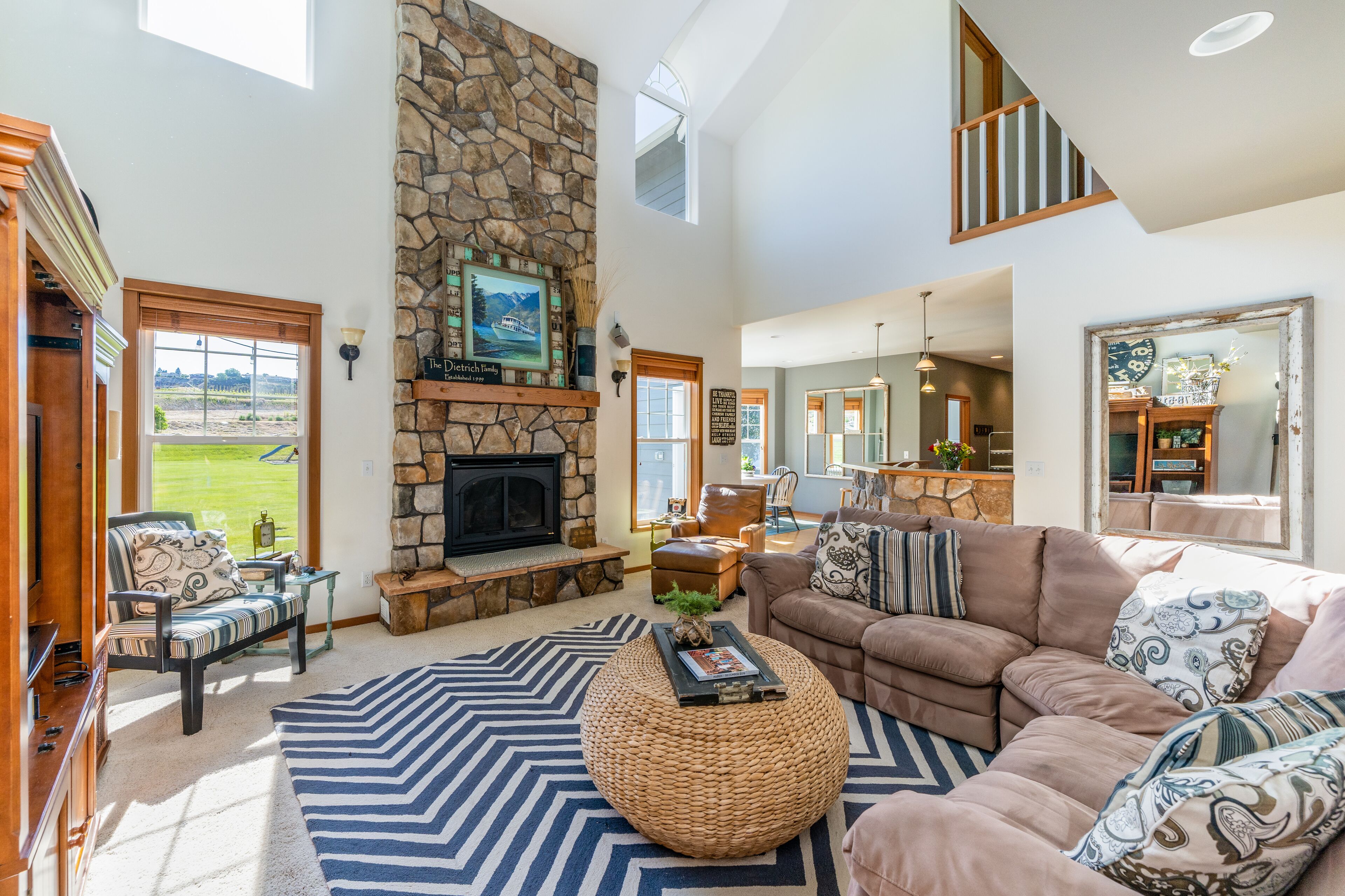 Entire Home on 1.5 acres.  Sleeps 2-12 with 2 Master Suites - 2 miles to Chelan