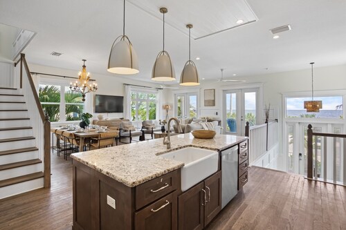 Dream Luxury Vacation Home with a Guest House, Private Pool, and Bay Views!