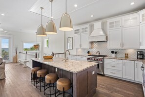 雪櫃、微波爐、焗爐、爐具