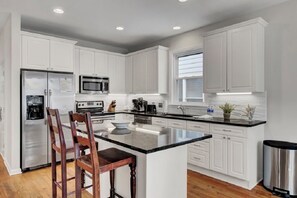 雪櫃、微波爐、焗爐、爐具