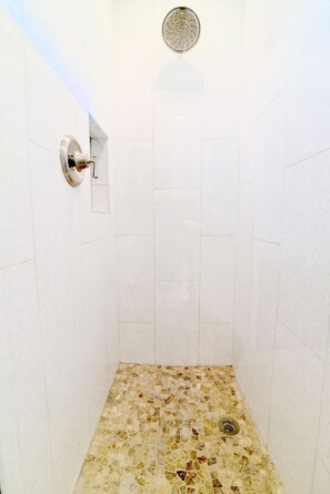 Combined shower/bathtub, hair dryer, towels, soap - Walk to Disney & Anaheim Convention Center / Front Row Fireworks (Anaheim)