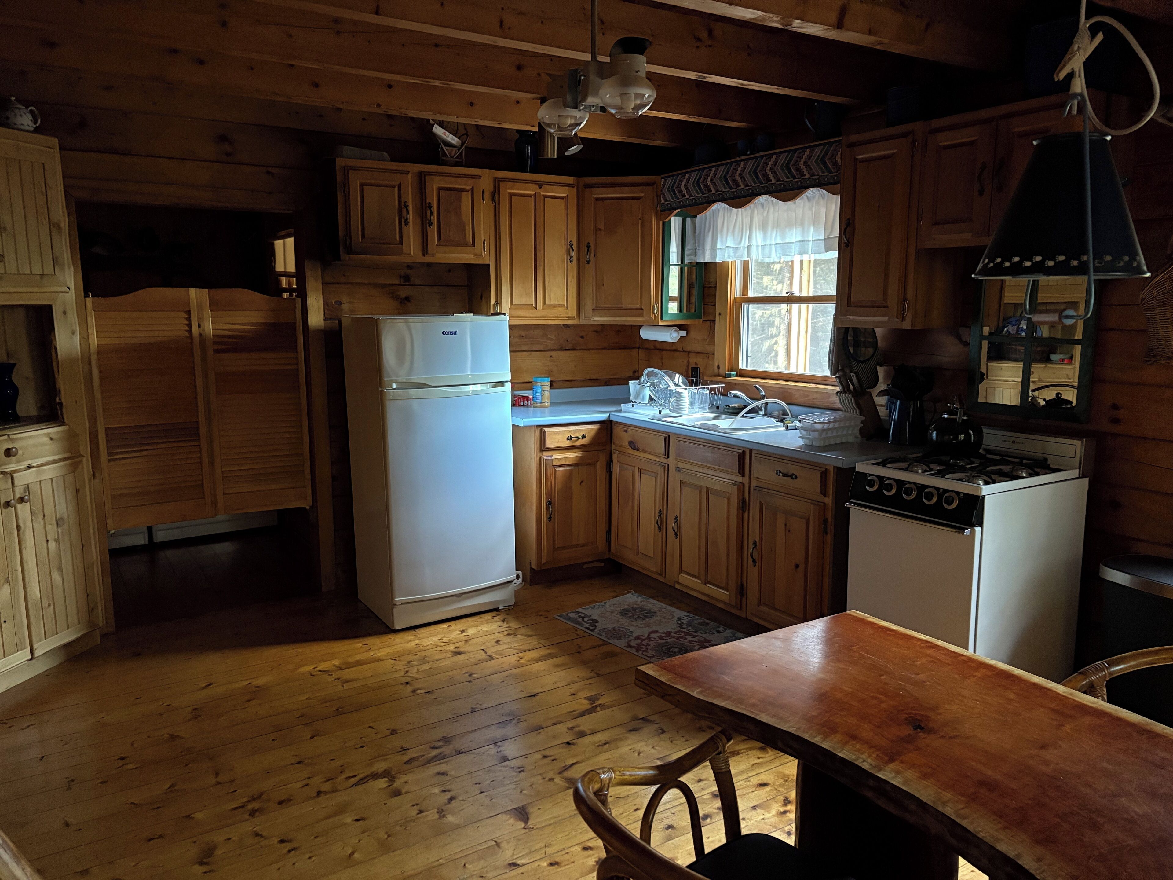 Réfrigérateur, four, bouilloire électrique, grille-pain