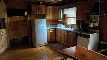 Réfrigérateur, four, bouilloire électrique, grille-pain