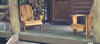 Cabaña de madera en el lago desierto tranquilo en la región de Downeast Lakes de Maine