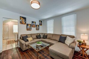 Una televisión, una oficina