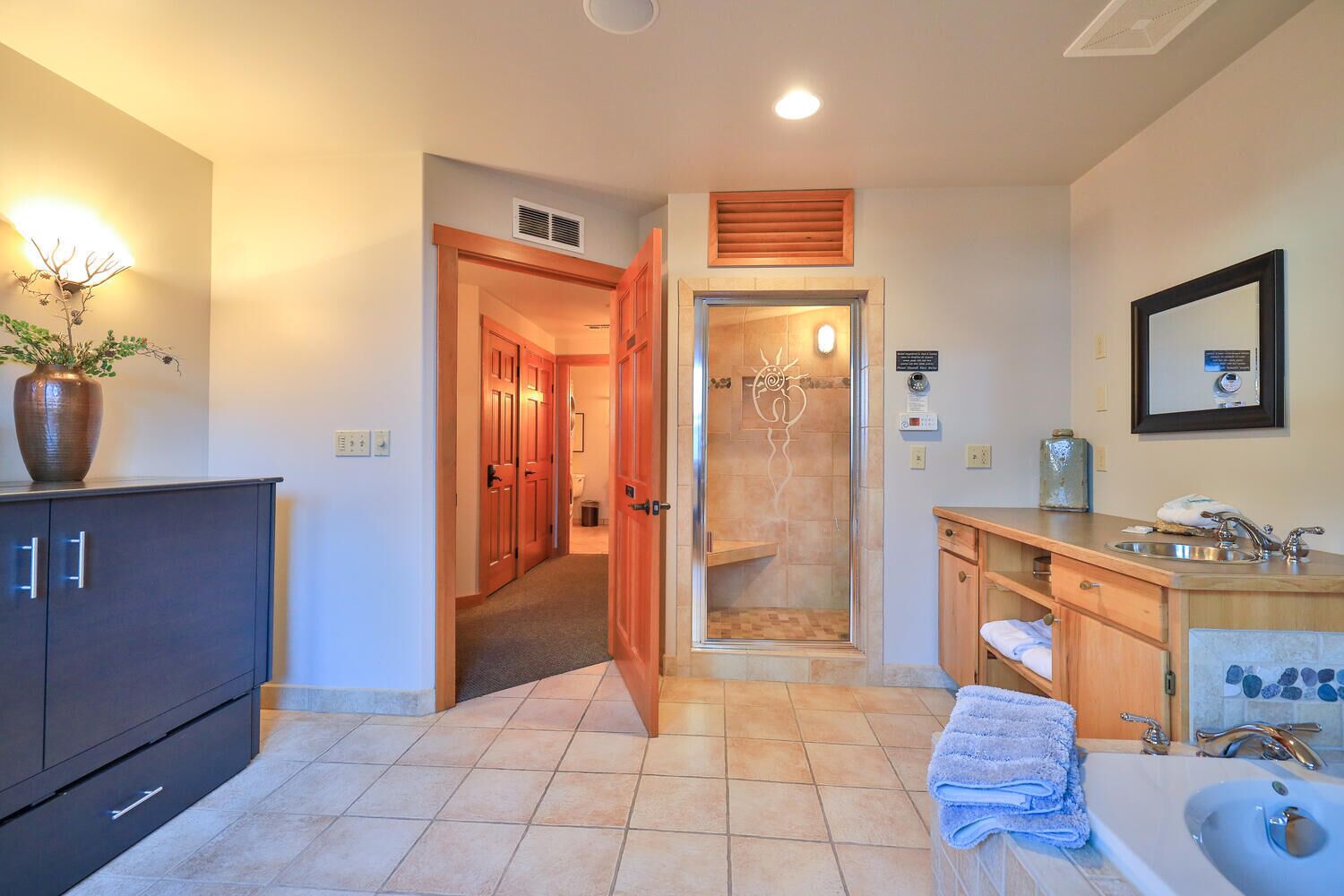 Solstice Suite~King Bed~Full Kitchen~Downtown~Walk Everywhere!