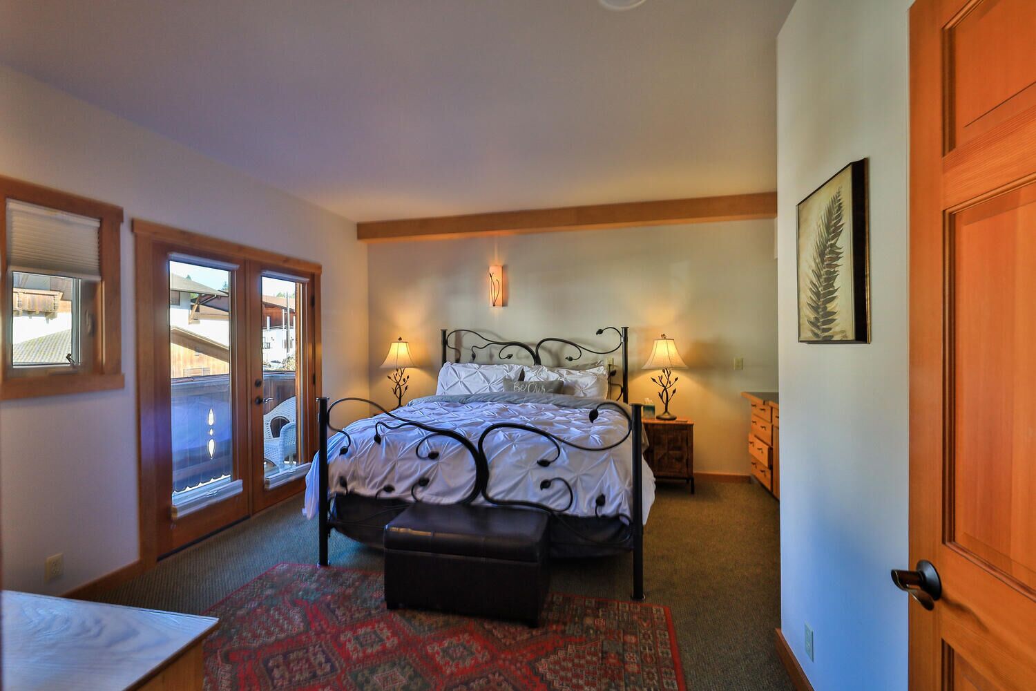 Solstice Suite~King Bed~Full Kitchen~Downtown~Walk Everywhere!