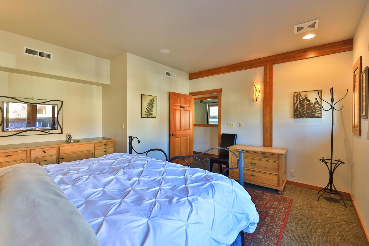 Solstice Suite~King Bed~Full Kitchen~Downtown~Walk Everywhere!