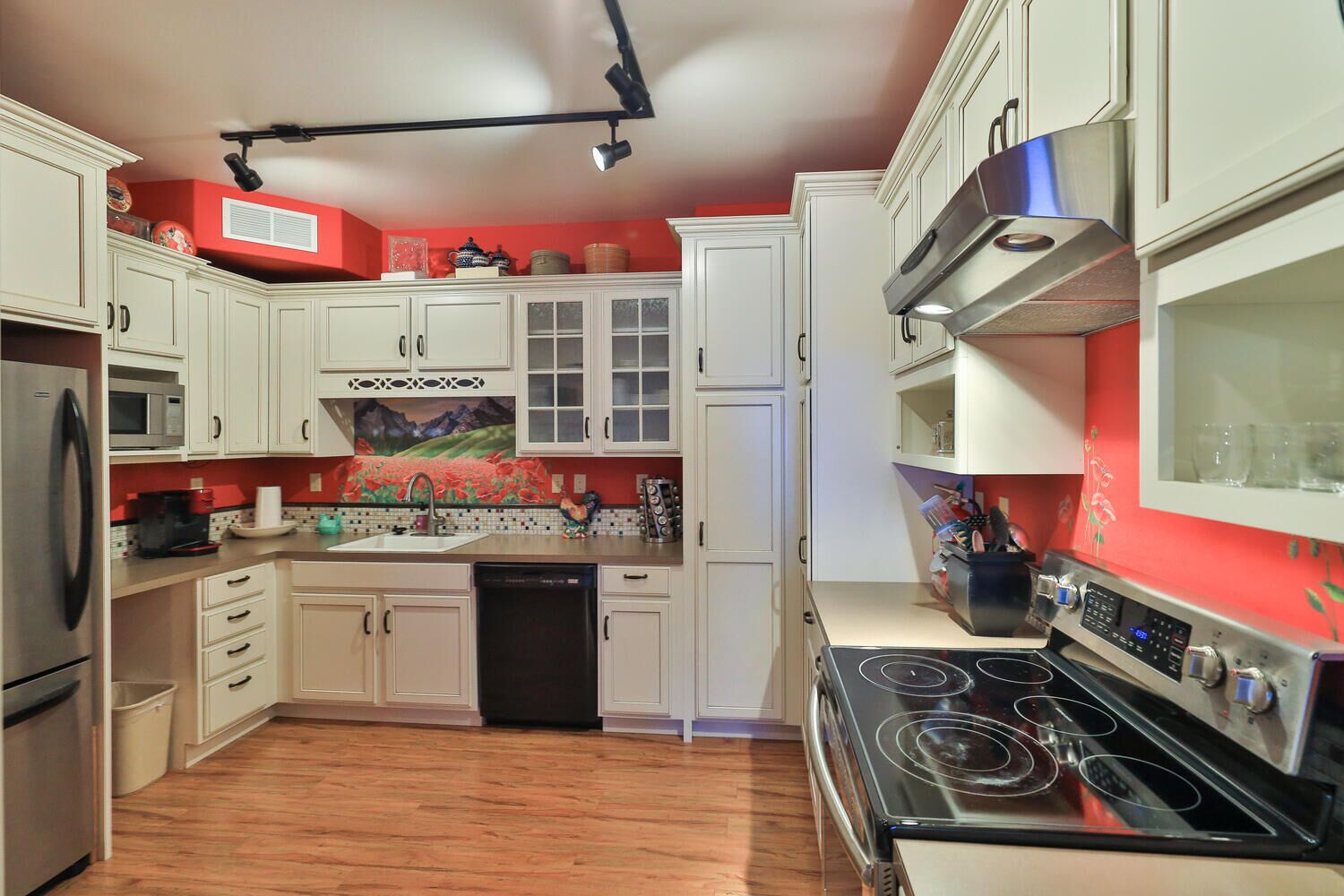 Solstice Suite~King Bed~Full Kitchen~Downtown~Walk Everywhere!