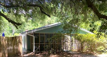 Viihtyisä koti rauhallisella alueella, jossa on espanjalaisia Moss-patjoja.