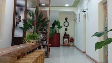 Bagian depan properti - sore/malam