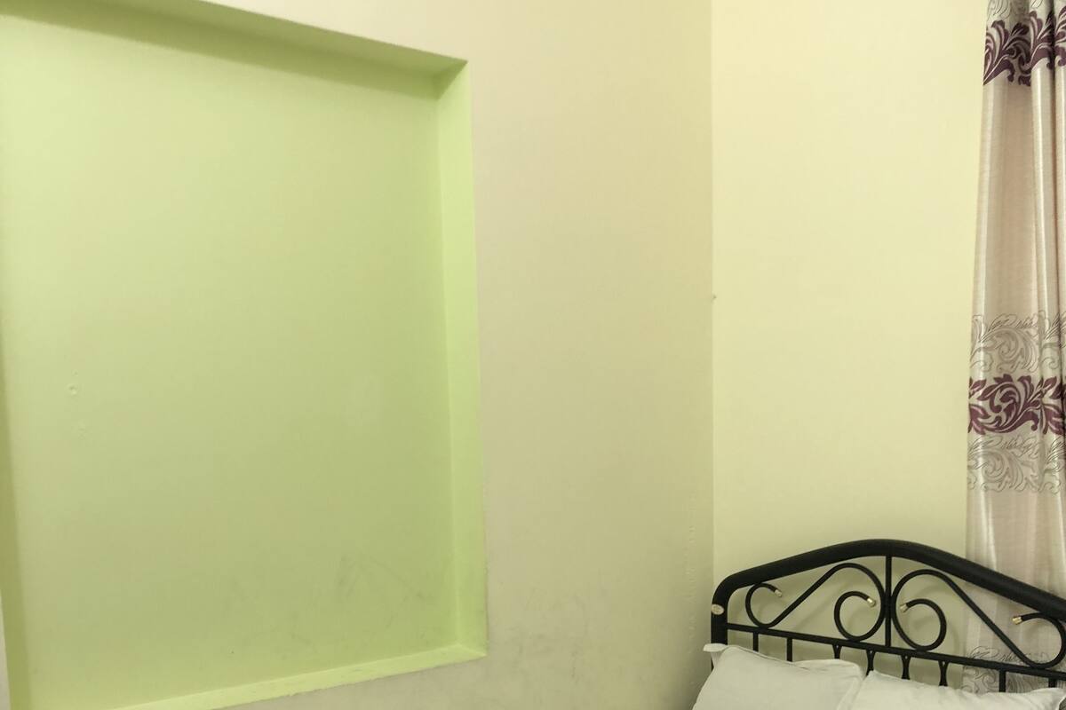 Basic Single Room | Bar mini, meja, Wi-fi percuma, cadar katil 