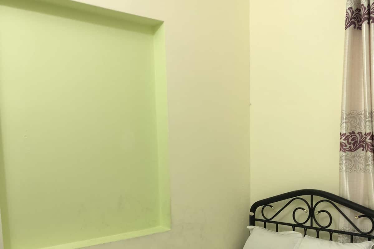 Quarto solteiro básico | Frigobar, escrivaninha, Wi-Fi de cortesia, roupa de cama