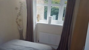 Apartment, 2 Bedrooms | 2 bedrooms, iron/ironing board, bed sheets - 17 the orchard (Colwyn Bay)