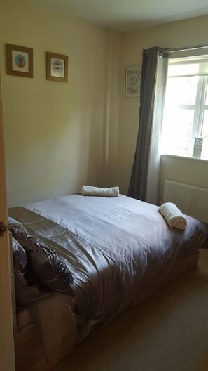 Apartment, 2 Bedrooms | 2 bedrooms, iron/ironing board, bed sheets - 17 the orchard (Colwyn Bay)