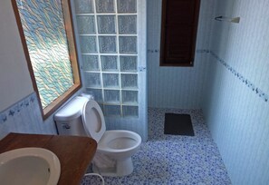 Dusche, kostenlose Toilettenartikel, Handtücher