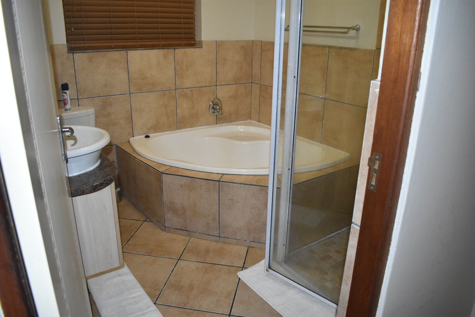 A bathroom with a toilet, sink, and bathtub.
