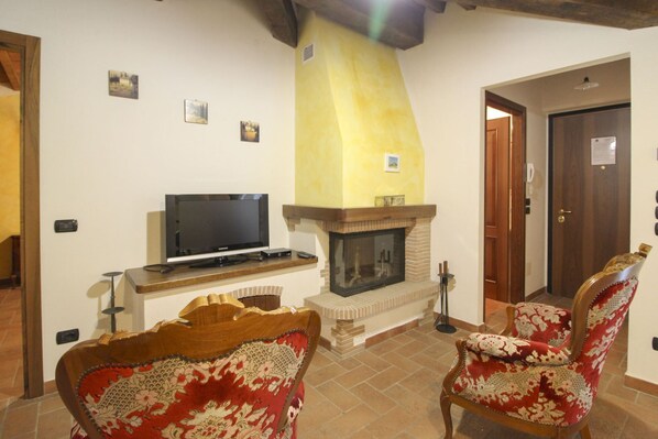 TV, fireplace