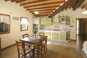 Dining - Panoramic villa with private swimming pool and Jacuzzi, 8 km from Arezzo. A good starting point to v (Arezzo)