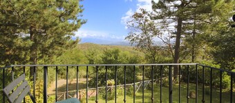 Panoramic villa with private swimming pool and Jacuzzi, 8 km from Arezzo. A good starting point to v