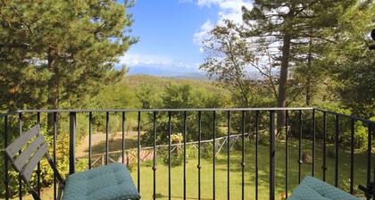 Villa on oma uima-allas ja poreallas. panoraamanäköala