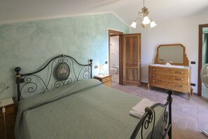 6 bedrooms, iron/ironing board, WiFi