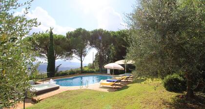 Villa con piscina privada y jacuzzi. vista panoramica