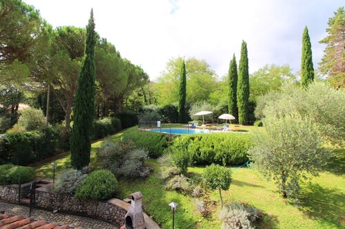 Panoramic villa with private swimming pool and Jacuzzi, 8 km from Arezzo. A good starting point to v
