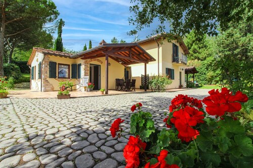 Panoramic villa with private swimming pool and Jacuzzi, 8 km from Arezzo. A good starting point to v