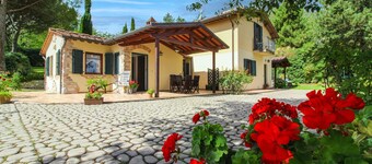 Panoramic villa with private swimming pool and Jacuzzi, 8 km from Arezzo. A good starting point to v