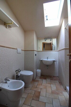 Shower, hair dryer - Panoramic villa with private swimming pool and Jacuzzi, 8 km from Arezzo. A good starting point to v (Arezzo)