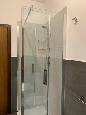 Dusche, Haartrockner, Bidet, Handtücher