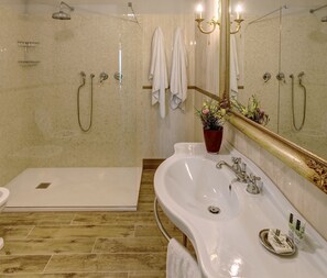 Dusche, Haartrockner, Bidet, Handtücher