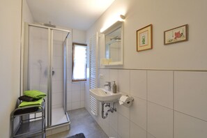 Shower, hair dryer, towels - Ferienwohnung "Kaiserblick hoch²" (Brannenburg)