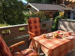 Outdoor dining - Ferienwohnung "Kaiserblick hoch²" (Brannenburg)