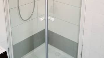 Dusche, Haartrockner, Handtücher, Seife