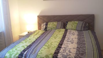 1 habitación, escritorio, tabla de planchar con plancha y cuna de viaje