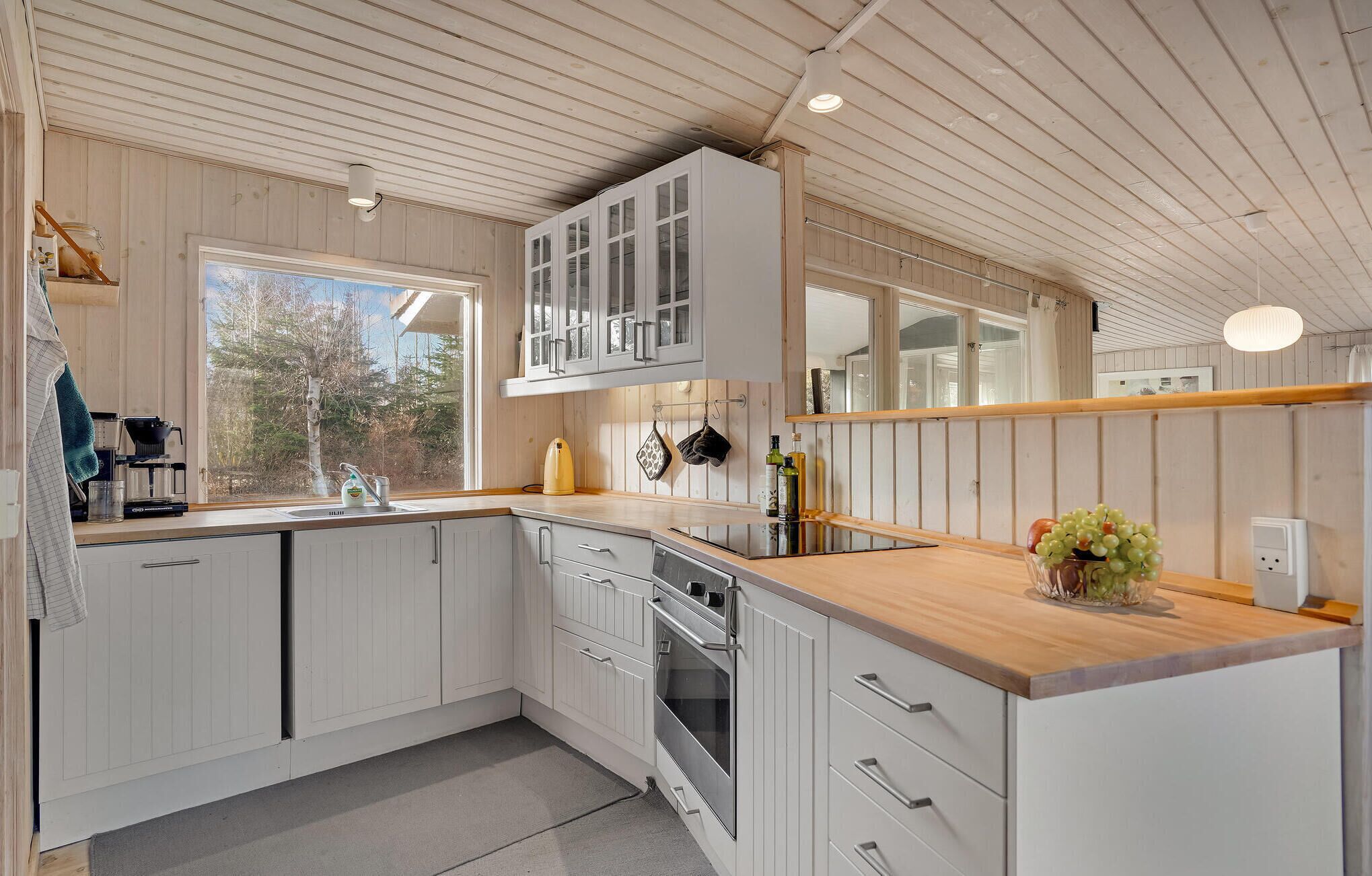 ثلاجة، موقد طهي مسطح، غسالة أطباق، ماكينة لصنع القهوة/الشاي